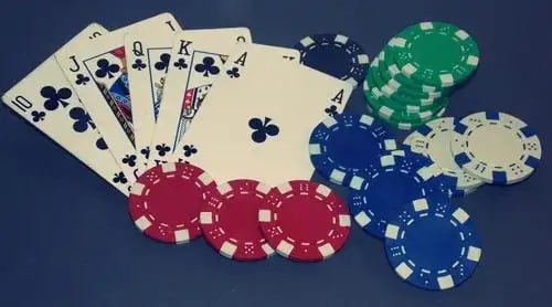 Live casino với dealer chuyên nghiệp và trực tiếp